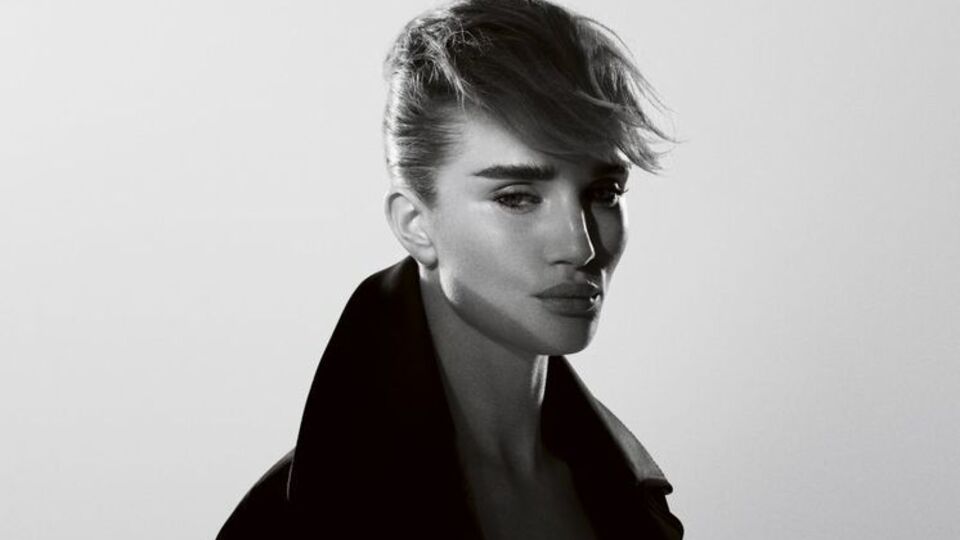 Хантингтон-Уайтли позировала в объемной черной одежде