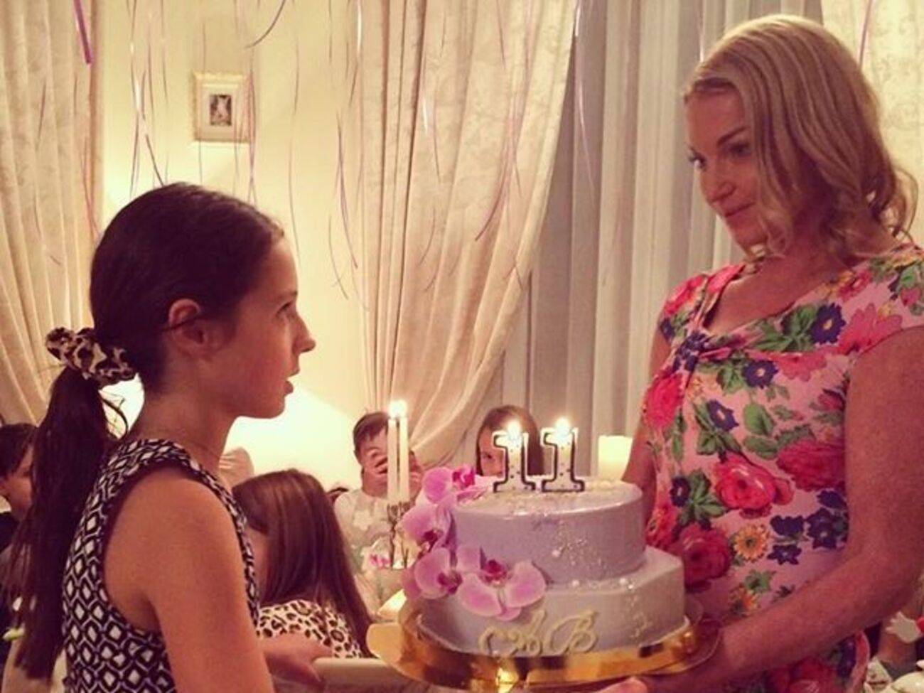 Волочкова вручила дочери праздничный торт