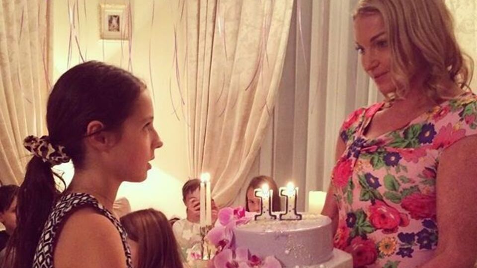 Волочкова вручила дочери праздничный торт