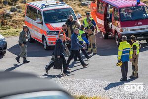Двое пилотов погибли в результате крушения вертолета, третий член экипажа с травмами доставлен в больницу