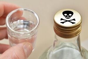 От отравления суррогатным алкоголем продолжают умирать люди
