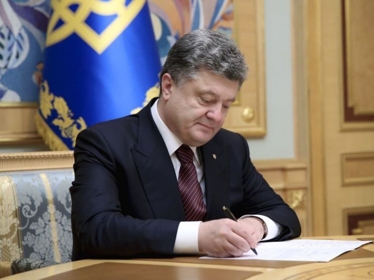Подписанный Петром Порошенко закон направлен на усиление социальной защиты военнослужащих