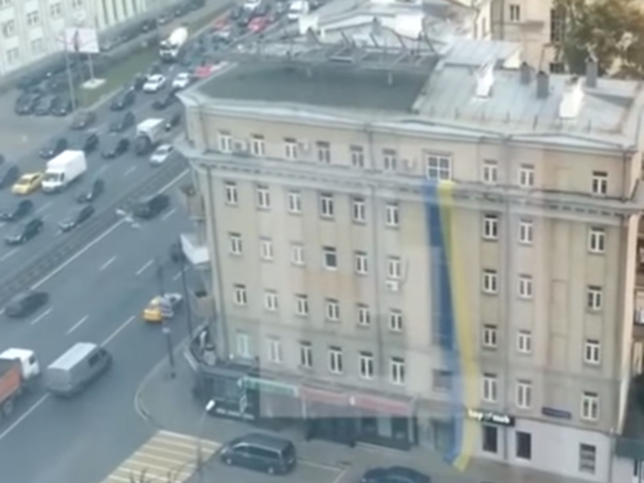В Москве вывесили украинский флаг