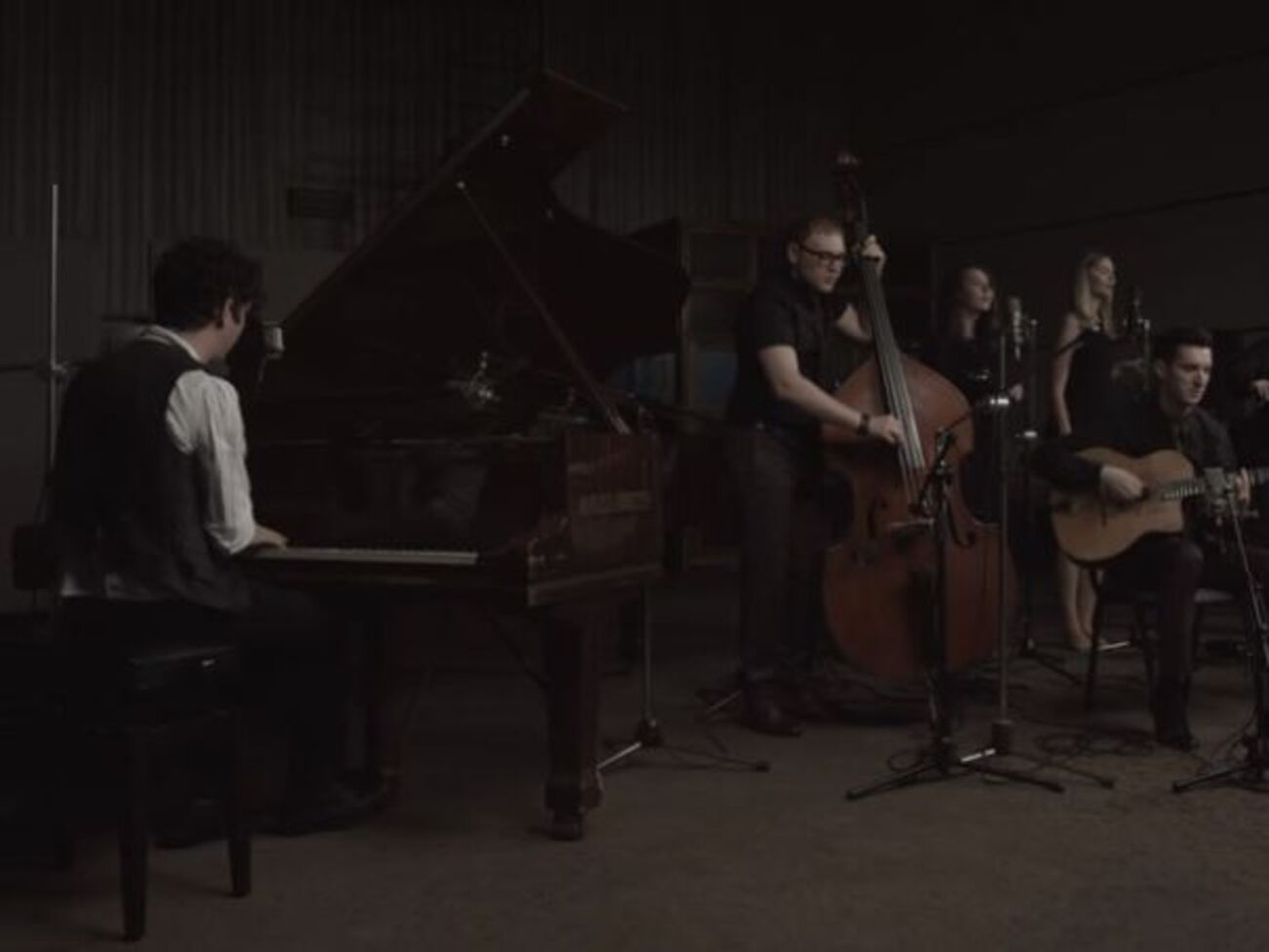 Шуров:&nbsp;Премьера! Акустическая "Ведьма" в стиле джаз-мануш