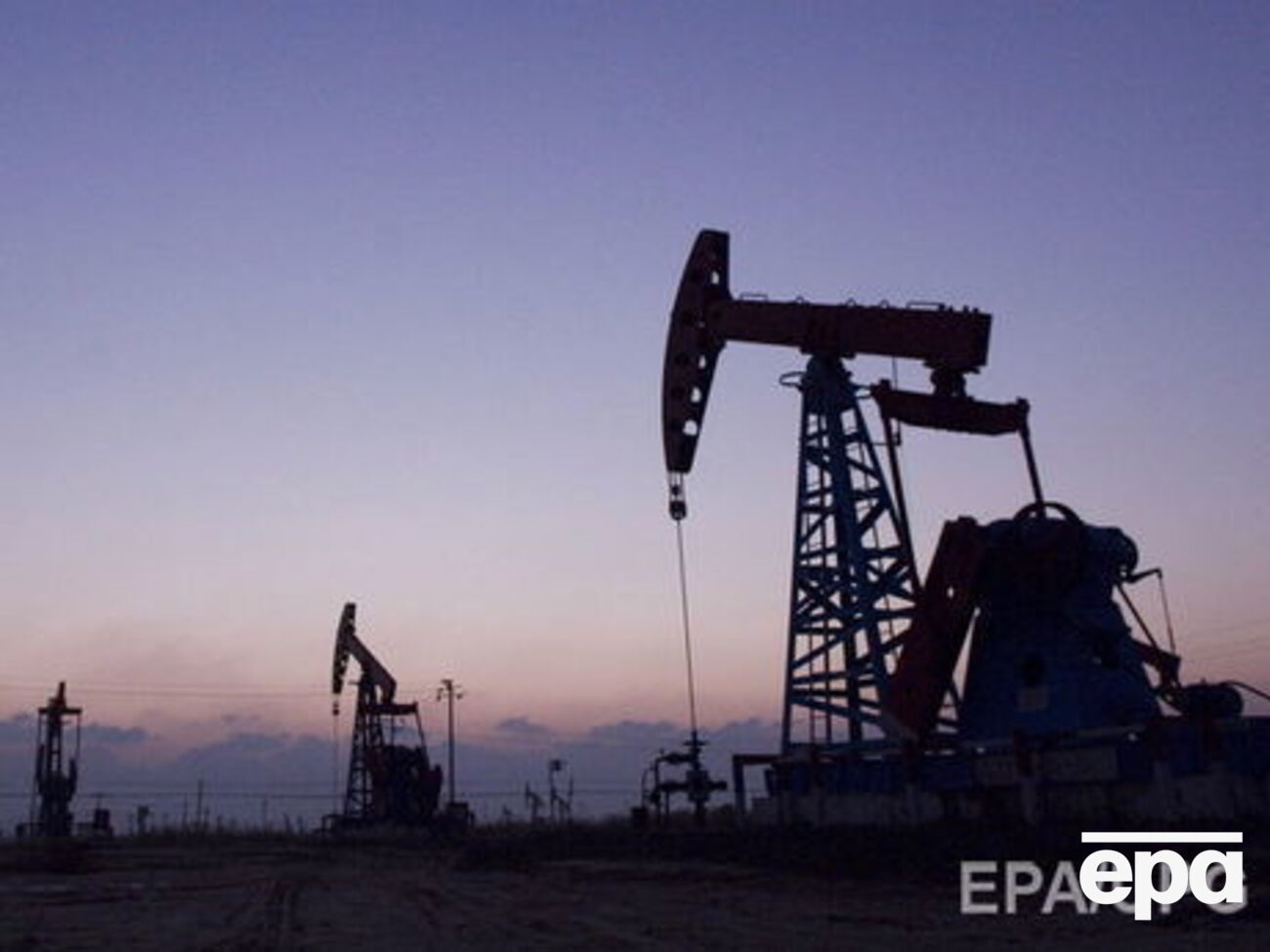 По оценкам Goldman Sachs, нефть марки WTI к концу 2016 года будет стоить $43 за баррель, а в 2017-м – $53