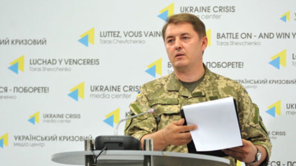 Боевики продолжают нарушать режим тишины, отметил Александр Мотузяник