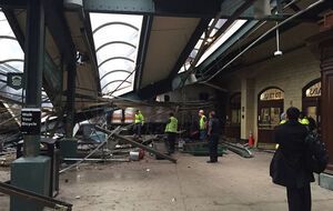 В Нью-Джерси поезд протаранил здание вокзала. Фоторепортаж