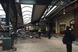 В Нью-Джерси поезд протаранил здание вокзала. Фоторепортаж