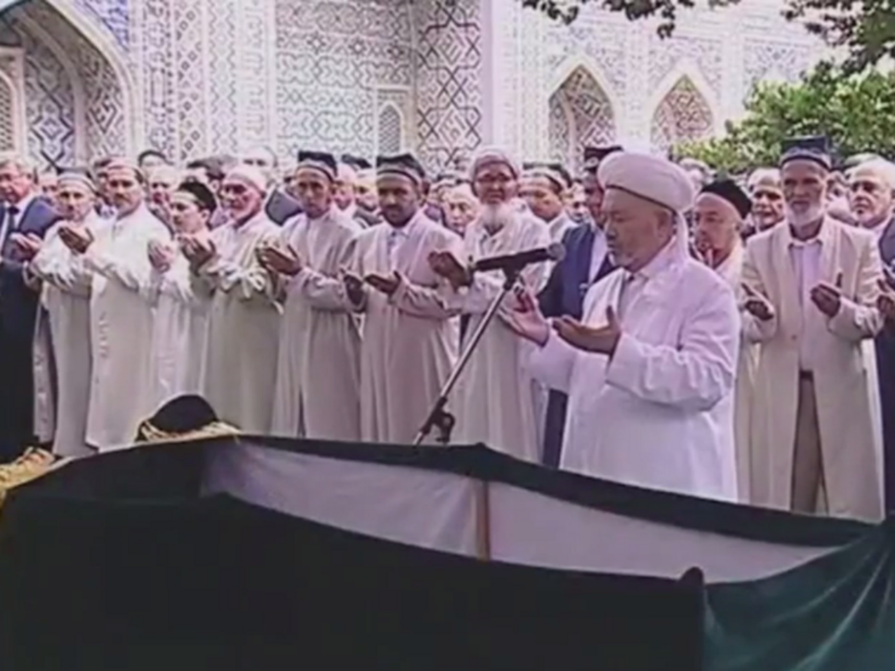 Муфтий Узбекистана провел заупокойный намаз