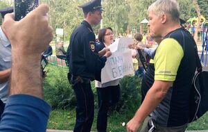 Юлию Галямину задержали за плакат "Путин – палач Беслана " с нарушением закона о выборах