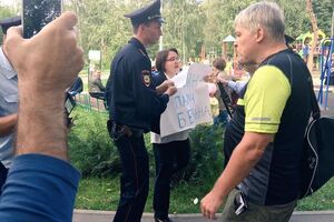 Юлию Галямину задержали за плакат "Путин – палач Беслана " с нарушением закона о выборах