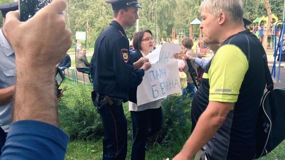 Юлию Галямину задержали за плакат "Путин – палач Беслана " с нарушением закона о выборах