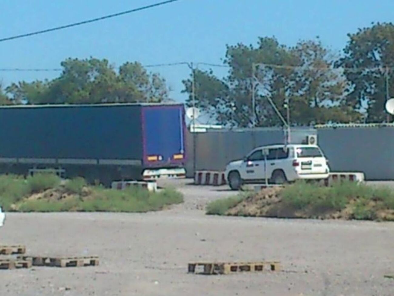 30 августа на контрольный пункт в Новотроицком в сопровождении ОБСЕ подъехала крытая магистральная фура