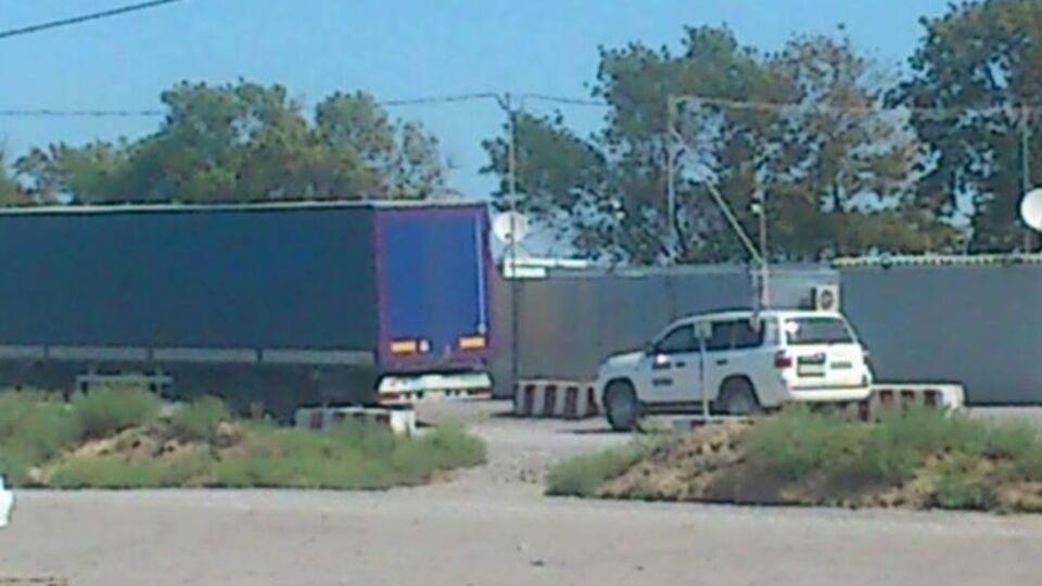 30 августа на контрольный пункт в Новотроицком в сопровождении ОБСЕ подъехала крытая магистральная фура