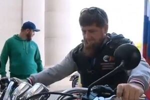 Кадыров прокатился на мотоцикле по Грозному