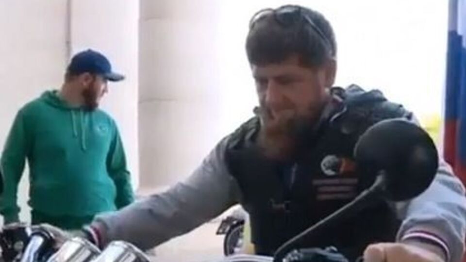 Кадыров прокатился на мотоцикле по Грозному