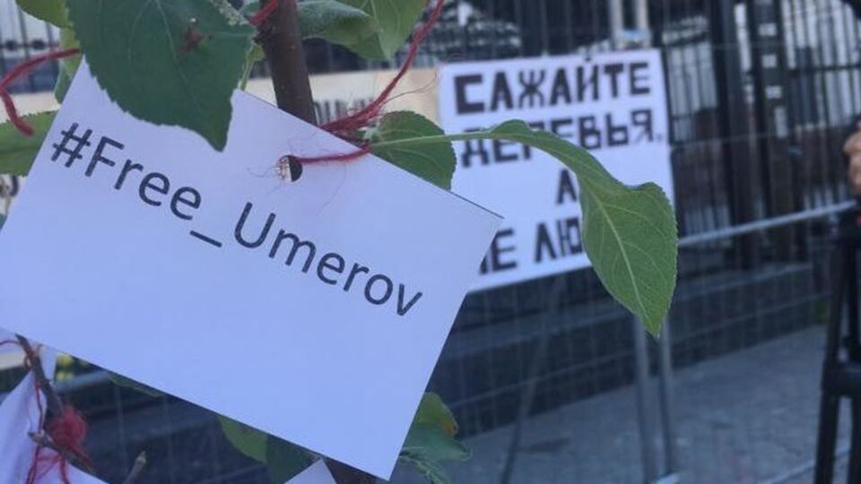 Активисты "КрымSOS" такую акцию провели под посольством РФ в Киеве 2 сентября