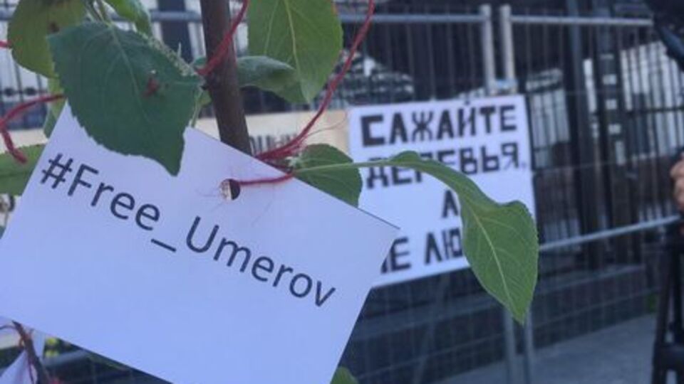 Пикетчики осудили действия российских властей, задержавших Ильми Умерова
