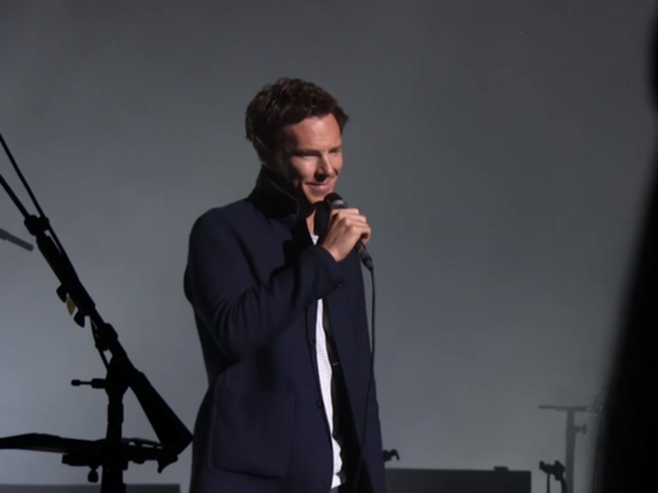 Камбербэтч вышел на сцену Royal Albert Hall, чтобы спеть песню Pink Floyd