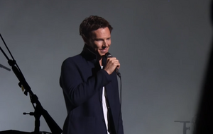 Камбербэтч вышел на сцену Royal Albert Hall, чтобы спеть песню Pink Floyd