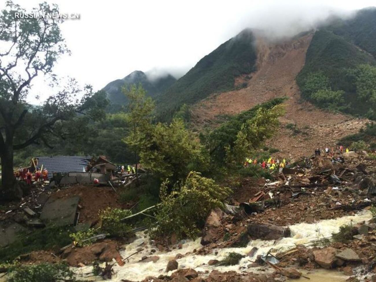 Масштабный оползень похоронил 20 домов в китайской деревне