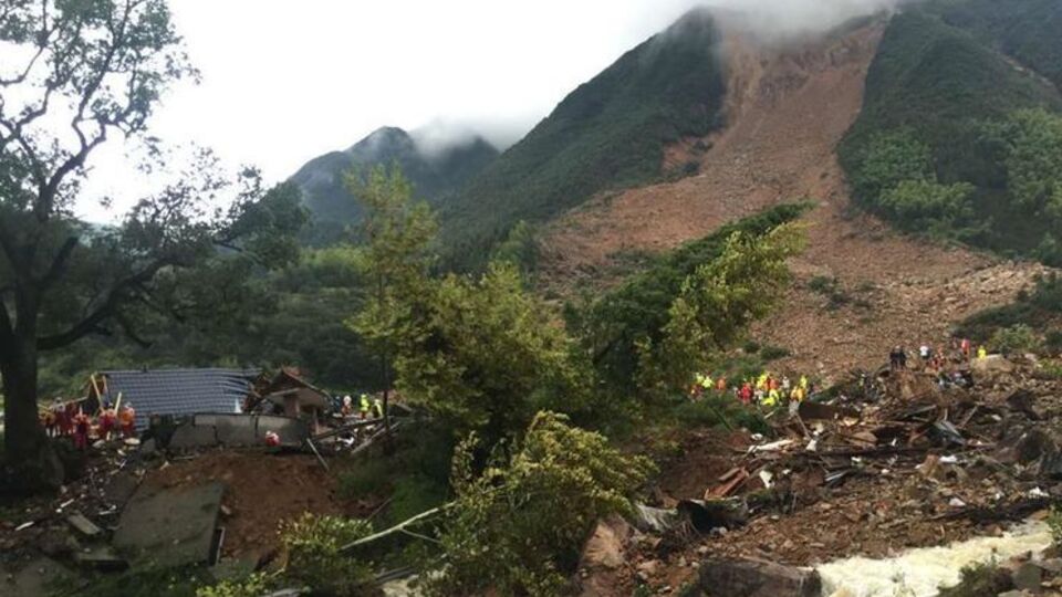 Масштабный оползень похоронил 20 домов в китайской деревне