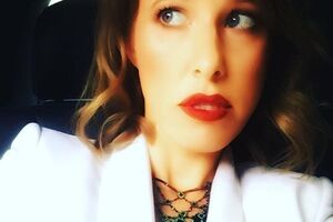 Собчак: Брошь – редкий для меня тип украшения. Но вот пришел и их черед: то, что уже не застегивается, всегда можно заколоть