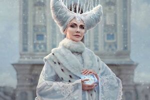Сумская примерила корону и наряд Снежной Королевы