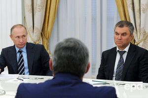 По данным СМИ, Володин (справа) переписал свои бизнес-активы на мать