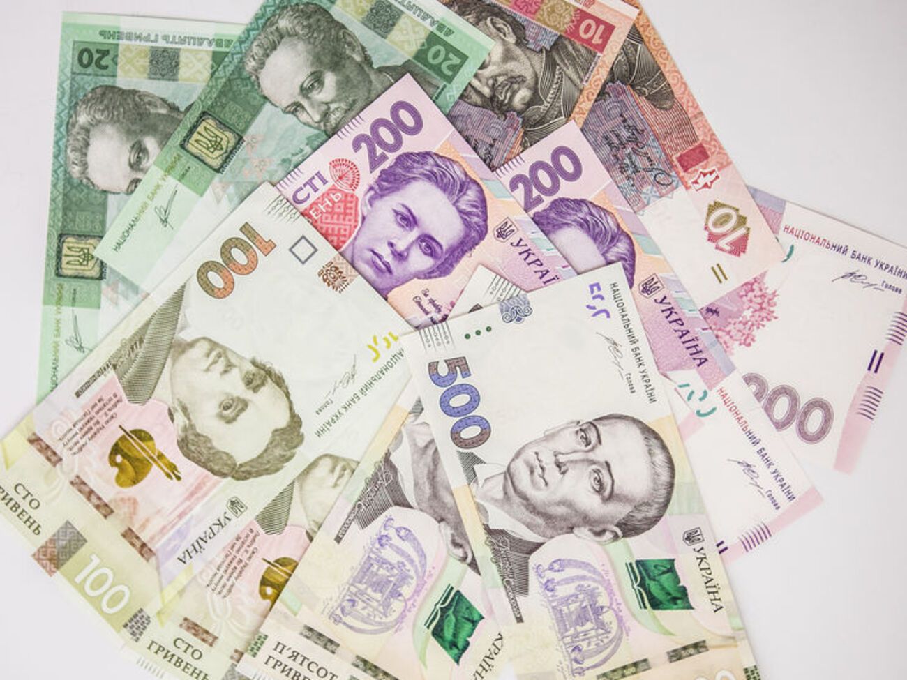 Средняя зарплата в Украине за год выросла на 15%
