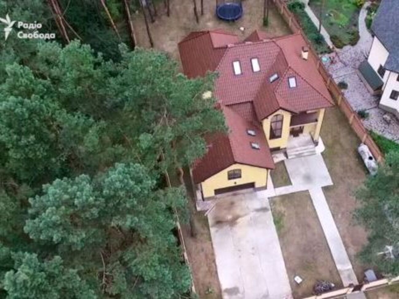 Владельцем машины, на которой ездит Стороженко, является его мать Вера, дом в Бортничах тоже официально оформлен на нее