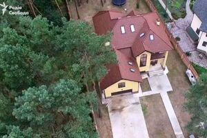 Владельцем машины, на которой ездит Стороженко, является его мать Вера, дом в Бортничах тоже официально оформлен на нее