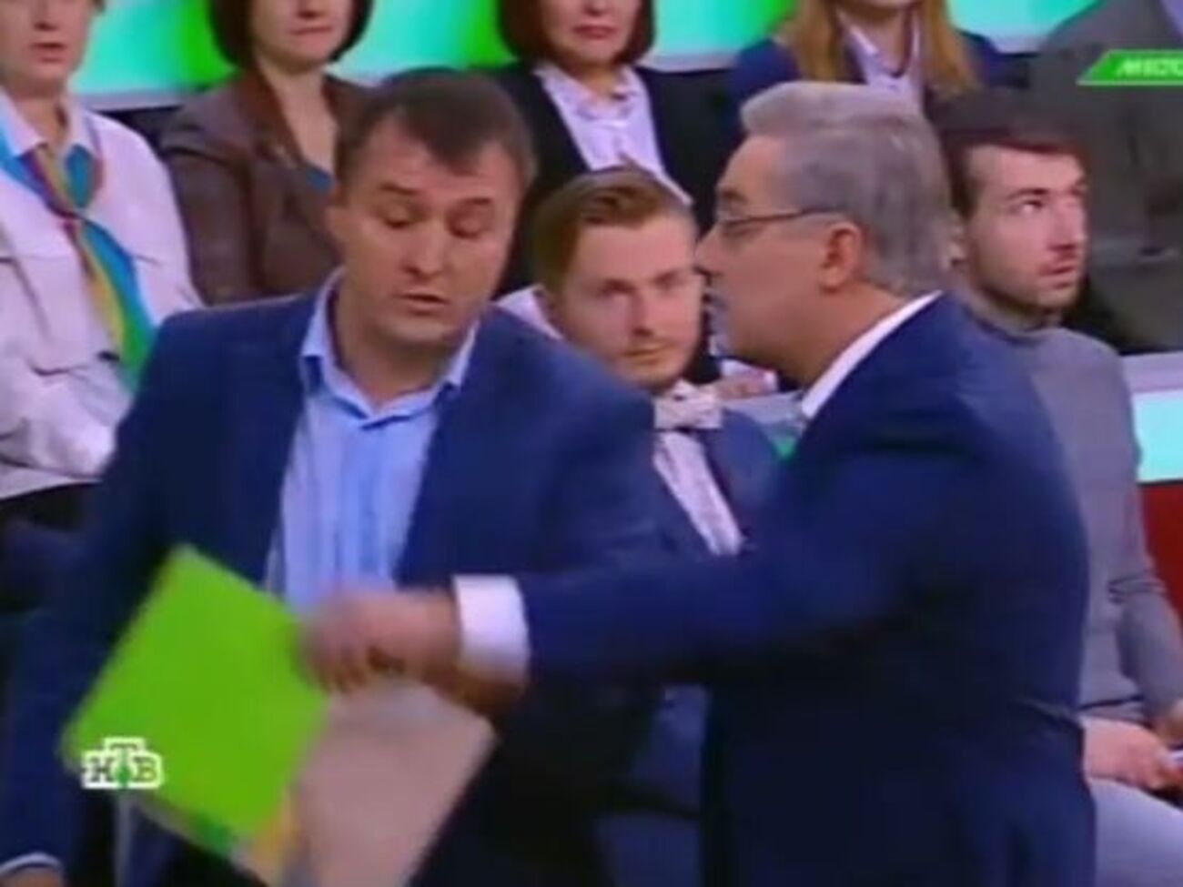 Российский ведущий возмутился, когда его поймали на лжи, и вытолкал украинского блогера из студии