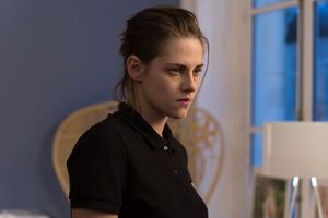 Стюарт исполнила роль девушки с паранормальными способностями