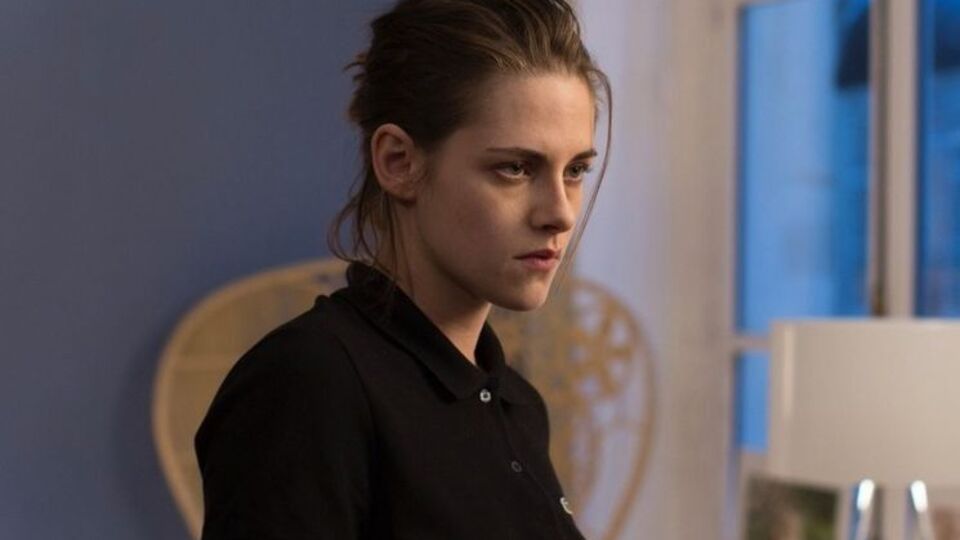 Стюарт исполнила роль девушки с паранормальными способностями