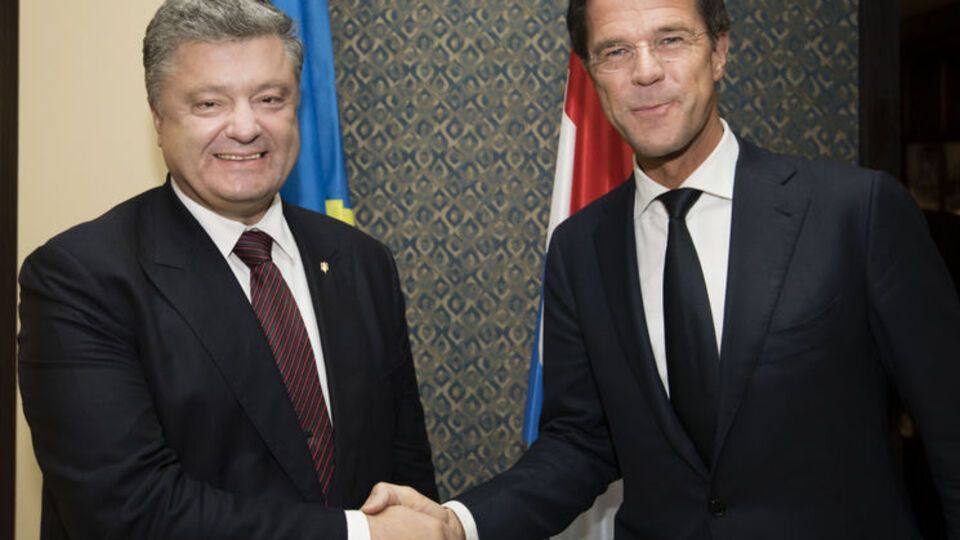 Порошенко провел встречу с Рютте