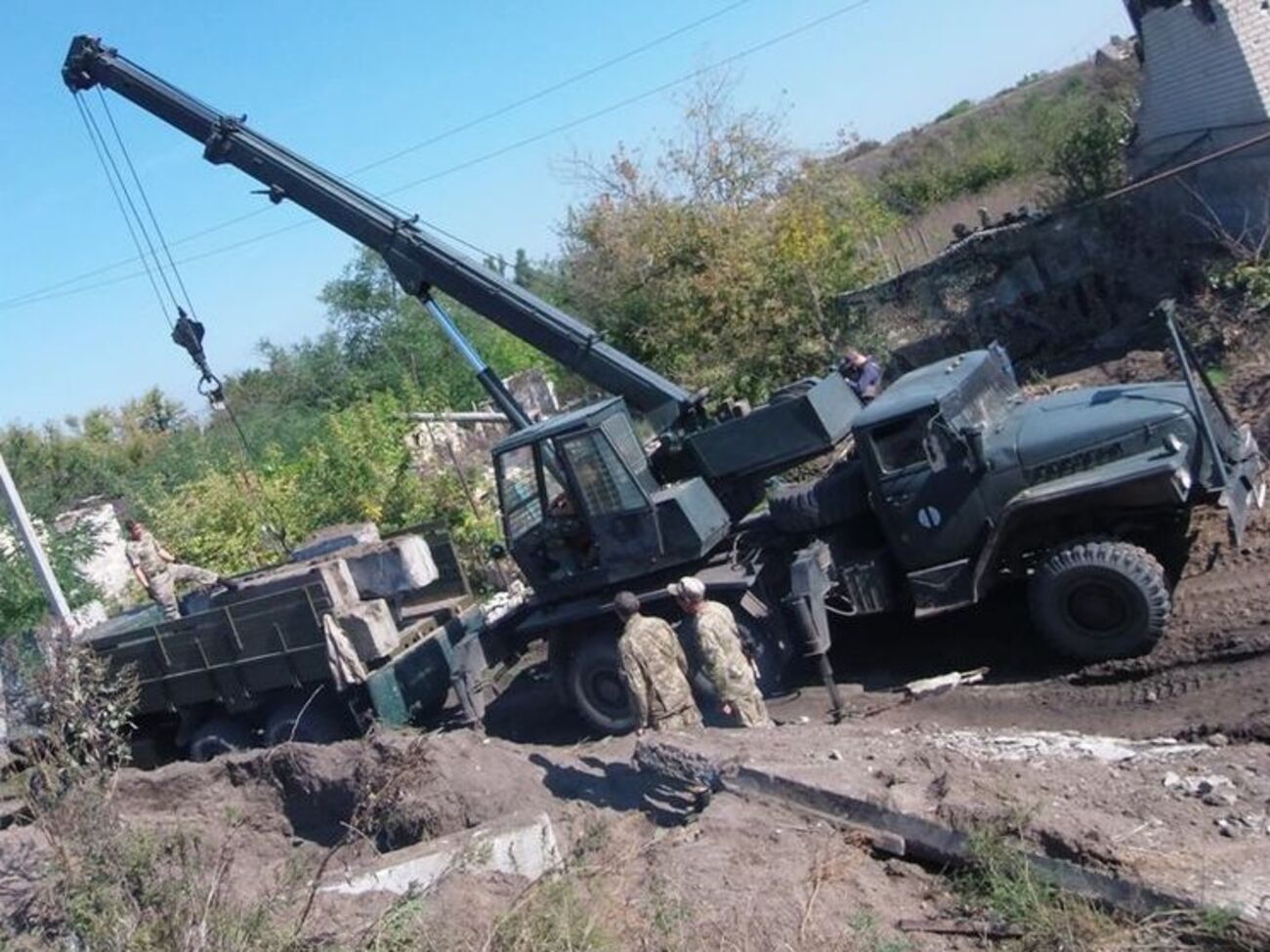 Украинские военные разбирают фортификационные сооружения