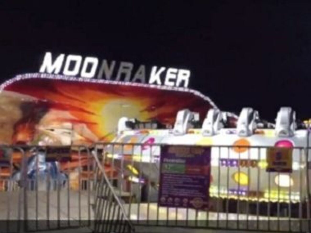 С аттракциона Moonraker упали люди