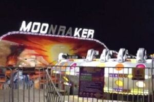 С аттракциона Moonraker упали люди
