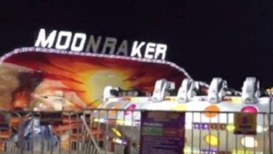 С аттракциона Moonraker упали люди