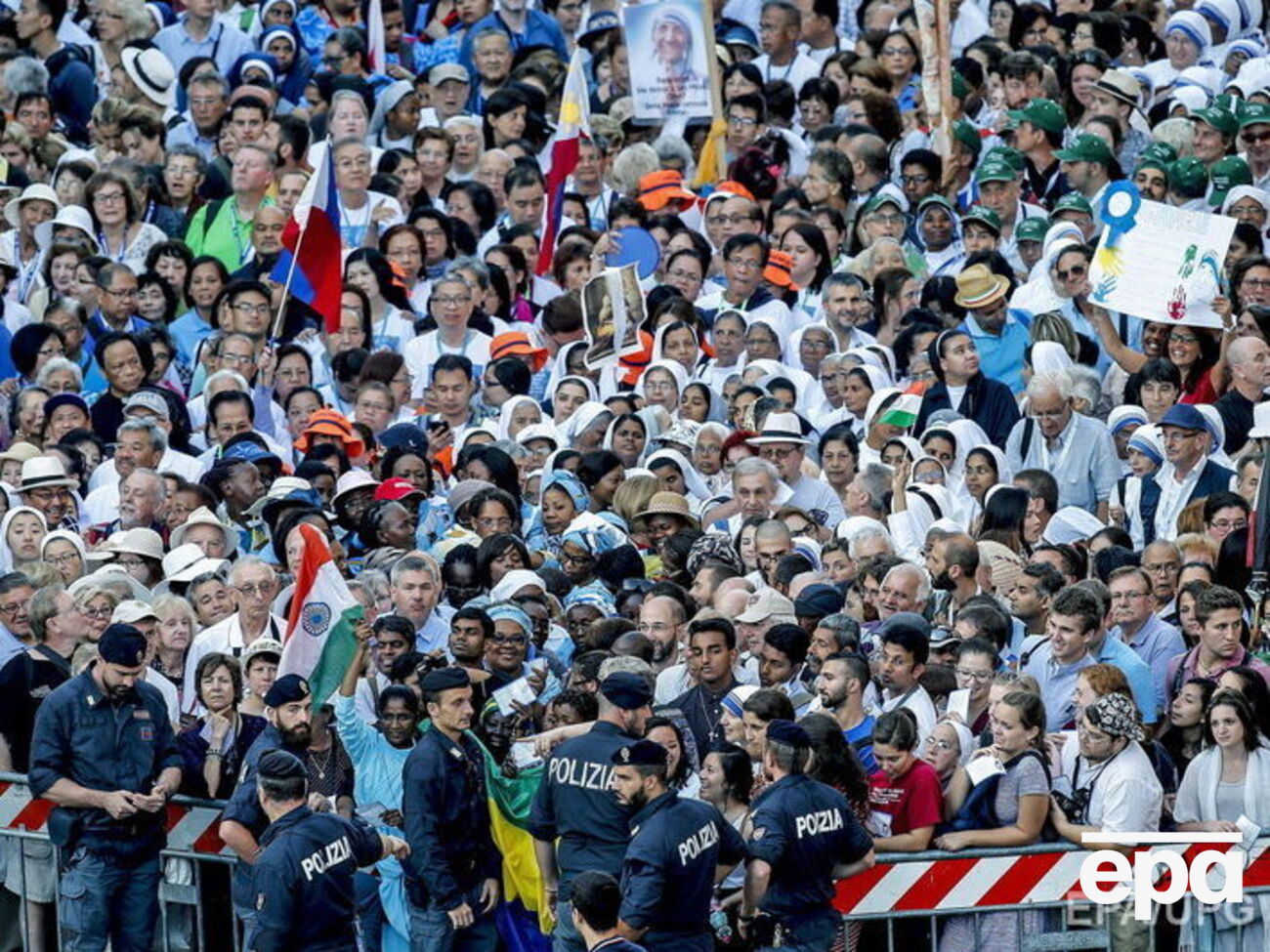 Собравшиеся на площади Святого Петра с нетерпением ждали провозглашения Матери Терезы святой