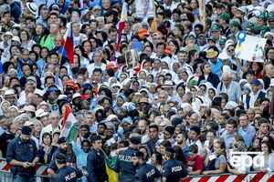 Собравшиеся на площади Святого Петра с нетерпением ждали провозглашения Матери Терезы святой