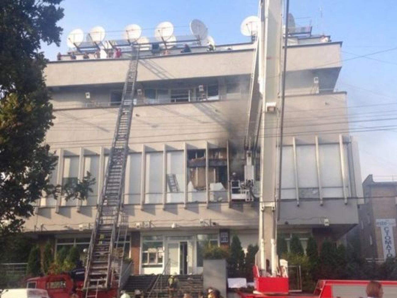 В Киеве горит здание телеканала "Интер"