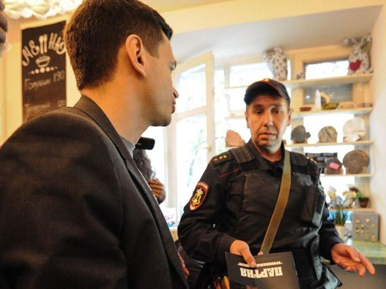 Яшин: Дал доклад полицейским при условии, что прочитают – в конце концов, им по должности положено знать про криминал во власти