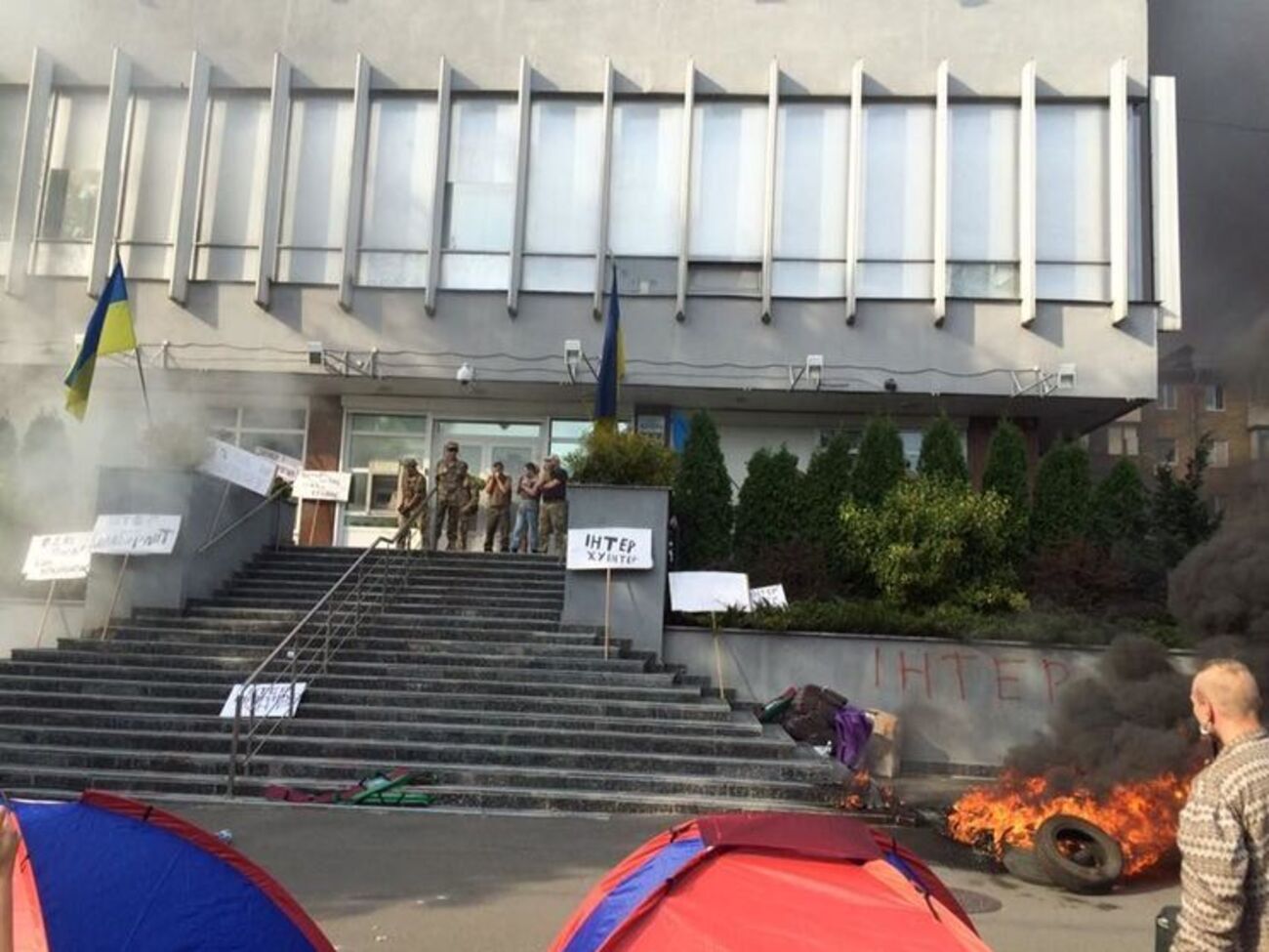 В СМИ сообщили о пяти пострадавших, которых увезла "скорая"