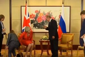 Владимир Путин был вынужден попросить Терезу Мэй встать для рукопожатия
