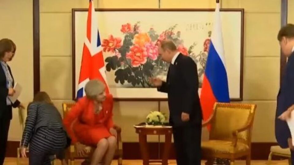 Владимир Путин был вынужден попросить Терезу Мэй встать для рукопожатия