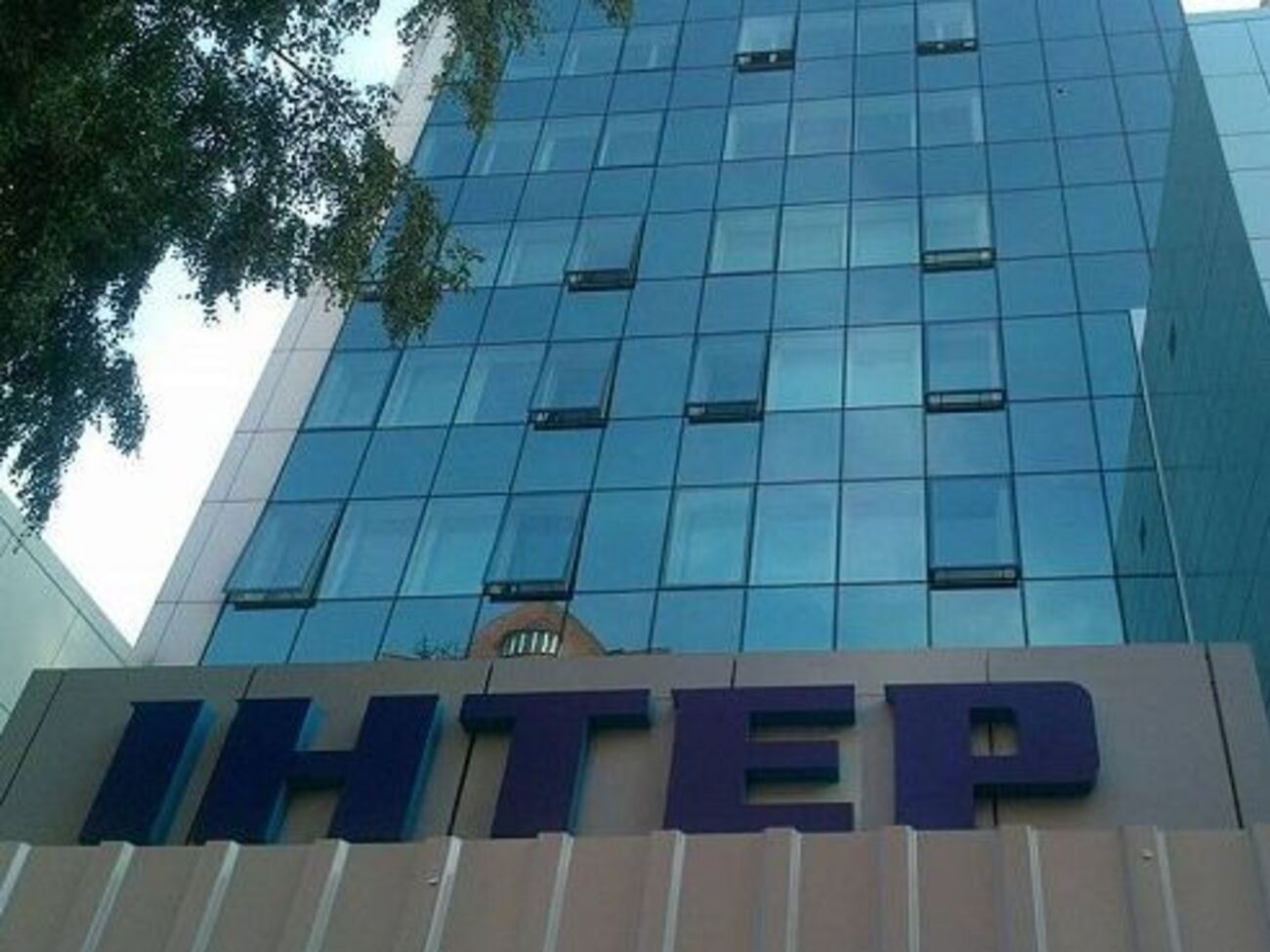 Под "Интером" собрались несколько десятков человек