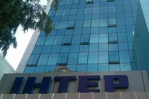 Под "Интером" собрались несколько десятков человек