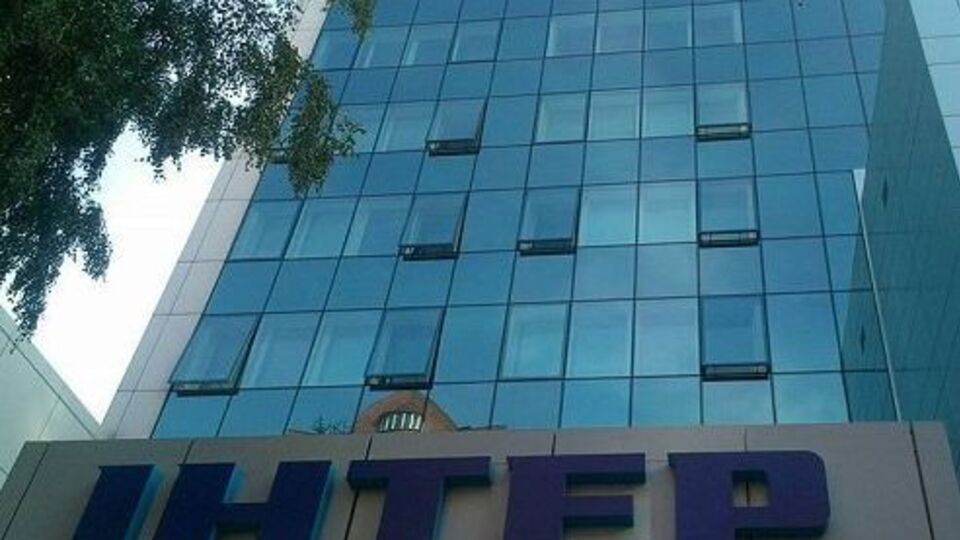 Под "Интером" собрались несколько десятков человек